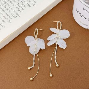 ต่างหูระย้ารูปกลีบดอกไม้สีขาวสไตล์เกาหลีสำหรับผู้หญิง ประดับเพชรซิร์คอนชุบทอง ดีไซน์หรูหรา เหมาะสำหรับงานแต่งงานและงานปาร์ตี้ - Product Image 3