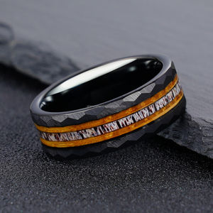 Anillo de Tungsteno Negro Martillado de 8mm con Incrustaciones de Asta de Ciervo y Madera de Barril de Whisky, Anillo de Compromiso para Hombre, Última Moda - Product Image 2