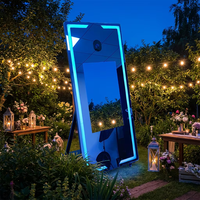 Photomaton miroir magique avec logo personnalisé, cadre LED bleu et flight case pour location de mariage et événements, prix usine