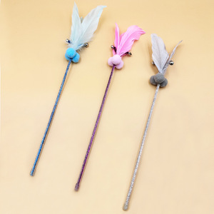 Bâton de chatonnière pour chat avec plumes et clochette, jouet durable à long manche pour l'auto-entretenissement et le soulagement de l'ennui des animaux de compagnie - Product Image 2