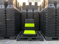 Bolardo de Tráfico de PVC/TPU de Alta Resistencia de 83 cm, Base KD de 38x58 cm, Poste de Seguridad Reflectante Rojo y Negro, Poste de Aislamiento para Estacionamientos y Carreteras