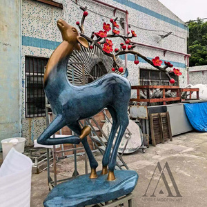 Statue d'animal élégante dorée en forme de cerf à bois de cerf, grand centre de table floral de luxe pour villas, jardins zen et cours. - Product Image 3