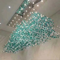Lustres d'hôtel personnalisés Plafond Art Grand Lustre Jaune Rouge Vert Usine Personnalisé Verre en forme de pierre Lampe suspendue à LED