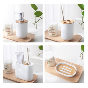 Juego de Baño de la Serie Bamboo Elegance: Portacepillos de Dientes de Plástico, Jabonera con Bandeja de Madera, Fácil de Limpiar - Product Image 1