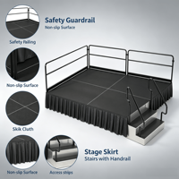 Plateforme de scène portable avec garde-corps de sécurité, jupe de scène noire et escalier d'accès pour concerts, événements et expositions