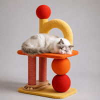 Arbre à chat à 2 niveaux au design coloré avec poteaux à gratter en corde de sisal, tissu en peluche, structure en bois et jouet à billes pour petits chats
