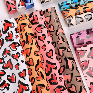 Papel de regalo grueso impermeable con estampado de leopardo y corazón de grafiti para ramos de rosas, suministros de embalaje para floristas y bricolaje. - Product Image 1