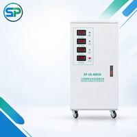 Stabilisateur de tension triphasé sécurisé 40 kVA 380 V, régulateur automatique avec protection contre les sous-tensions et les surchauffes