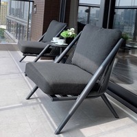 Ensemble chaise et canapé d'extérieur moderne en rotin pour cour, balcon, solarium, hôtel ou maison d'hôtes