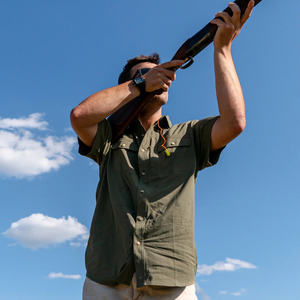 Camisa de pesca de microfibra de poliéster con protección solar 50, diseño personalizado, bolsillo y botones. - Product Image 2