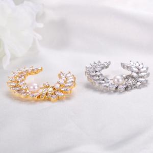 Broche haut de gamme à la mode avec zircon super scintillant, branche d'olivier, perle d'eau douce, design de niche, style luxe léger - Product Image 1