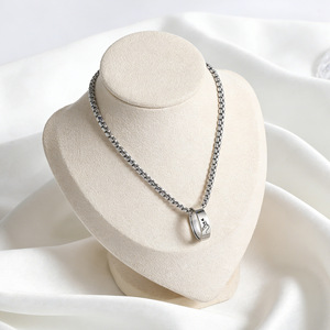 Collar de cadena de perlas con colgante de pareja de corazón, estilo viral de moda, ideal para suéter, venta al por mayor de fábrica - Product Image 2