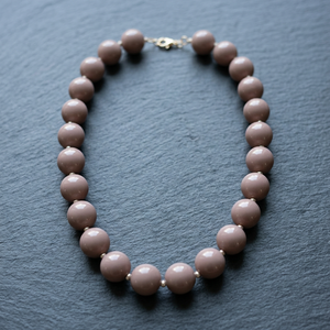 Collar de Perlas Naturales MN EXPORTS MNE-1173 para Mujer, Forma de Bola Gris, Joyería Hecha a Mano para Fiesta - Product Image 1