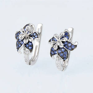 Pendientes Huggie de Mariposa Blanca, Plata 925, Moissanita, Corte Brillante Redondo, Microincrustaciones, Románticos, para Uso Diario de Mujer - Product Image 4
