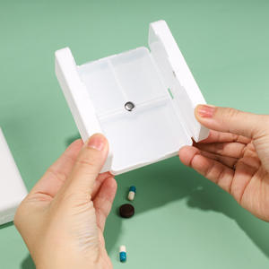 Pilulier portable à 7 compartiments avec fermeture magnétique, étui de rangement blanc pour médicaments, idéal pour les voyages et l'usage quotidien - Product Image 3