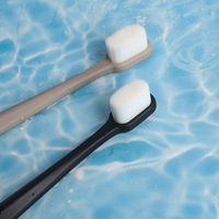 Brosse à dents extra douce pour les gencives et les dents sensibles. Micro Nano brosses à dents avec 20,000 poils de charbon de bambou ultra doux