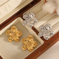 Anting tusuk wanita stainless steel bunga 3D desain elegan modis dan serbaguna