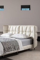 Lit double king size design moderne avec cadre souple et tête de lit en cuir de vachette, lit en bois avec tête de lit rembourrée