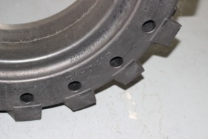 कोउरा ठोस टायर थोक नई 5.70-12 5.70x12 स्किड स्टीड लोडर 5 छेद के साथ s70 टायर प्रतिस्थापन के लिए - Product Image 5