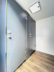 Unité de toilettes mobiles de 6 m avec toilettes à chasse d'eau et lavabo pour événements et chantiers - Product Image 4