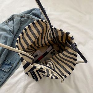 Sac fourre-tout en toile rayé noir et rouge pour femme, élégant sac à bandoulière grande capacité pour le travail et le shopping - Product Image 3
