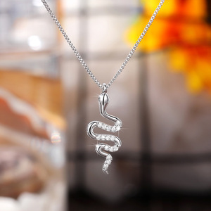 Ciondolo a forma di serpente con diamante in oro bianco per donna, stile classico, da indossare tutti i giorni, gioiello in argento XL810 - Product Image 1