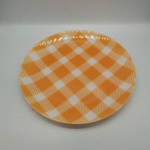 Assiettes en plastique transparentes à motif écossais, peintes par pulvérisation - 100 pièces MOQ 3 couleurs (orange/rouge/noir-blanc) pour la maison et les banquets - Product Image 3