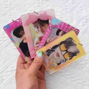 ที่วางการ์ดรูปภาพอะคริลิคขนาดเล็กแบบกำหนดเองสำหรับ Kpop พร้อมพิมพ์ลาย UV บนผ้าไหม และพวงกุญแจโลหะผสมสังกะสี - Product Image 2