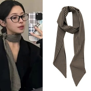 Pañuelo Largo de Seda para Mujer, Diseño a Cuadros Blanco y Negro, Accesorio de Moda Ligero, Estilo Elegante para Primavera/Verano - Product Image 1