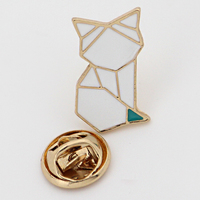 Broche en émail motif renard origami géométrique minimaliste, en fil doré, avec queue blanche et turquoise, épingle de revers animale, décoration vestimentaire, bijou, cadeau
