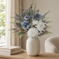 Bouquet de fleurs décoratif mixte, fleurs blanches et bleues, feuillage vert, accents violets pour la décoration de la maison, des mariages et des vases