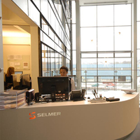 Comptoir de réception moderne haut de gamme personnalisé avec éclairage LED, surface solide blanche et logo rétroéclairé