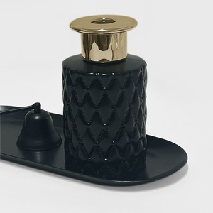 Ensemble diffuseur en verre et plastique personnalisé de qualité supérieure, cylindre noir mat avec motif diamant en relief, dans un coffret de luxe exquis - Product Image 1