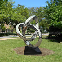 Sculpture flottante abstraite en acier inoxydable polie miroir de jardin extérieur sur mesure
