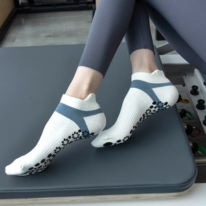 Nouvelle mode féminine anti-dérapant Yoga chaussettes Compression coton vente directe d'usine Logo personnalisé édition d'été en gros disponible - Product Image 1
