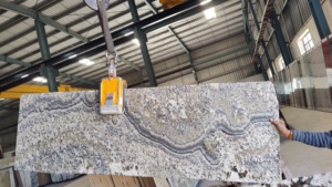 Dalle de pierre naturelle de luxe Alaska Gold, motifs dorés profonds, durabilité longue durée, comptoirs, revêtements de sol, dessus de table d'hôtel, intérieur - Product Image 3