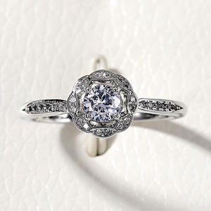 Anillo de Diamantes de Oro Blanco para Mujer F757, Corte Brillante Redondo, Color G Natural, Joyería de Compromiso con Diamantes Laterales - Product Image 3