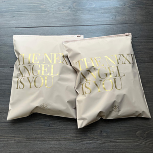 Sacs d'emballage beiges avec logo personnalisé, sacs à fermeture éclair pour vêtements, sacs à fermeture éclair imperméables et résistants aux déchirures, sacs à fermeture éclair mats sans trous d'aération - Product Image 4