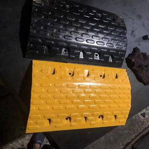 Gelb-schwarzer Gummi-Geschwindigkeit sstoß mit 2-Kanal-Straßengeschwindigkeitsstoß für Verkehrs sicherheit - Product Image 6