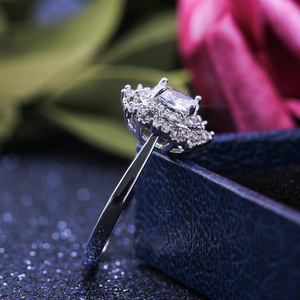 Anello minimalista a quattro punte per donna, design scintillante intarsiato, gioielli eleganti e alla moda - Product Image 4