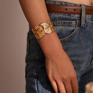 Bracelet haut de gamme en acier titane motif feuille de Ginkgo Biloba pour femme, bijou enveloppant ajouré tendance - Product Image 1