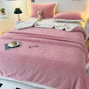 Plaid en velours double couche toutes saisons, sculpté en forme de coquille dorée, écologique et personnalisé - Product Image 1