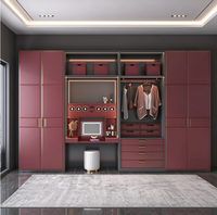 Système de rangement de chambre à coucher haut de gamme avec étagères modulaires, tringles de suspension, tiroirs et unités de rangement à portes vitrées