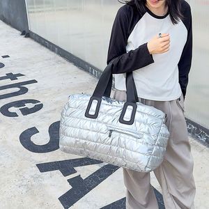 Sacs de voyage matelassés en nylon personnalisés de grande taille, sacs fourre-tout matelassés pour femmes, sacs de voyage matelassés avec bandoulière réglable - Product Image 4
