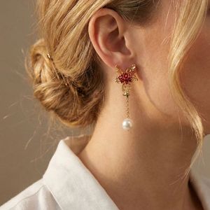 [งานแสดงเครื่องประดับนานาชาติฮ่องกง]ต่างหูดีไซน์ดอกโบตั๋นเคลือบทองประดับทับทิมและมรกตสำหรับสไตล์นีโอไชนีส - Product Image 4