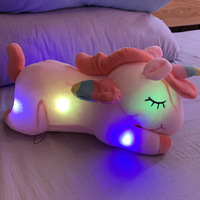 Lampe de nuit LED licorne arc-en-ciel 2025, peluche douce en coton PP, jouet lumineux pour cadeaux de fête et d'anniversaire