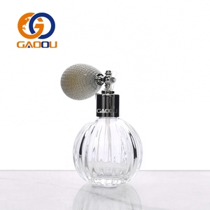 Flacon de parfum en <span class=keywords><strong>verre</strong></span> de luxe vintage 50 ml, design esthétique 'Old Money' découpé, avec bouchon à vis et atomiseur à pompe - Product Image 2