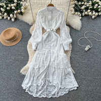 Robe midi élégante pour femmes, en dentelle rouge, coupe trapèze, col montant, manches longues bouffantes, décorations boutonnées, pour occasions décontractées ou de fête