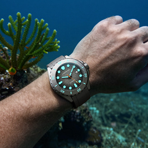 Montre de plongée en titane pour homme, résistance à l'eau 500M, luminescence bleue suisse BGW9, cadran en fibre de carbone, bracelet en fluororubber - Product Image 5