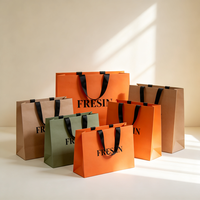 Sac en papier orange moderne avec poignée noire, expédition rapide en 72h, sac de shopping biodégradable pour la vente au détail